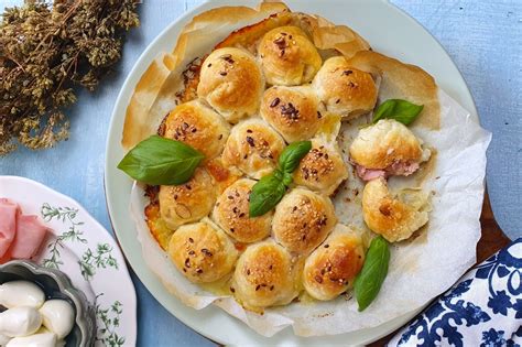 sfere di mozzarella avvolte in pasta sfoglia dorata