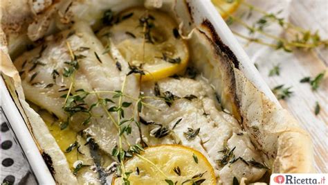 nasello intero cotto al forno con erbe aromatiche
