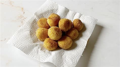 infografica con i passaggi per preparare le polpette di semolino, dall'impasto alla panatura