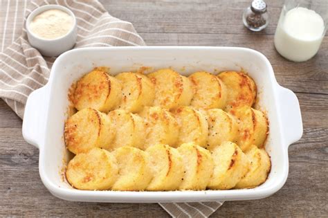foto degli gnocchi alla romana tagliati a dischetti, pronti per essere disposti nella pirofila