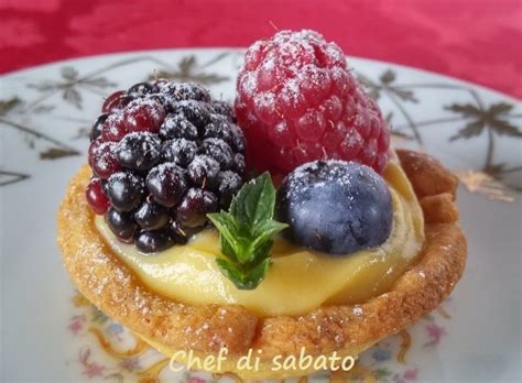 Ingredienti freschi per tartellette ai frutti di bosco