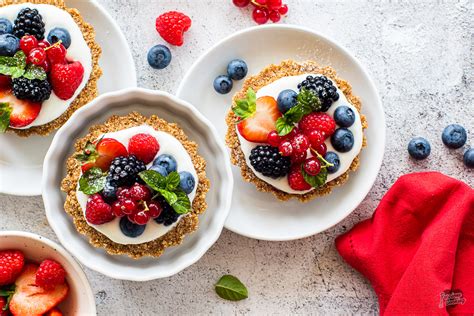 Frutti di bosco freschi e colorati per decorare le tartellette