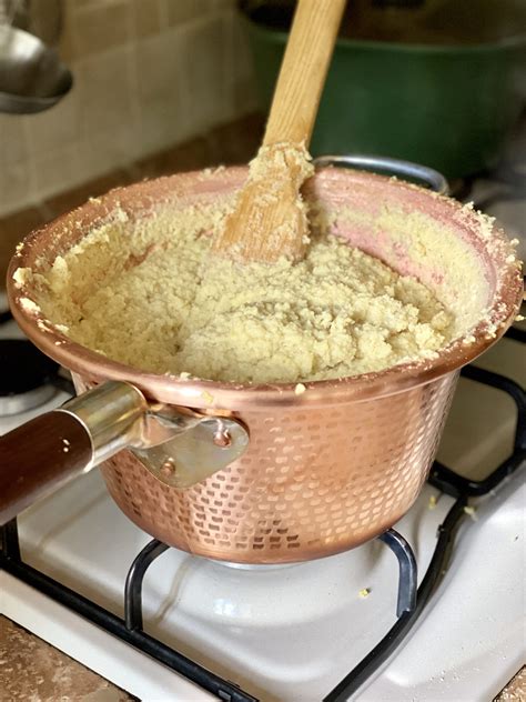 Un paiolo di rame con polenta che si stacca dai bordi