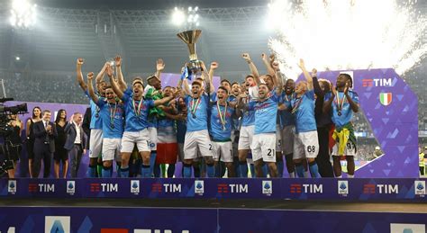 Squadra del Novo Hamburgo che solleva il trofeo del Campionato Gaúcho 2017