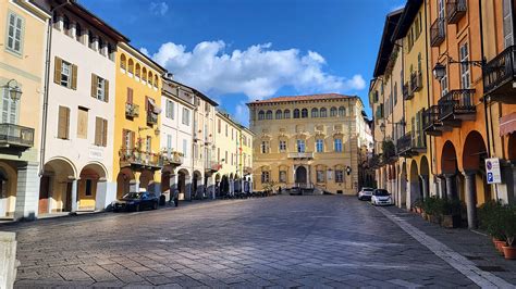 Vista panoramica del Piazzo di Biella con i suoi caratteristici portici