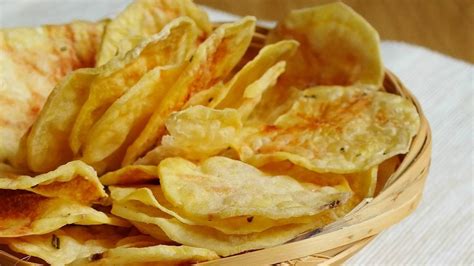 Un piatto di patatine stick al forno dorate e croccanti, servite in un cestino rustico