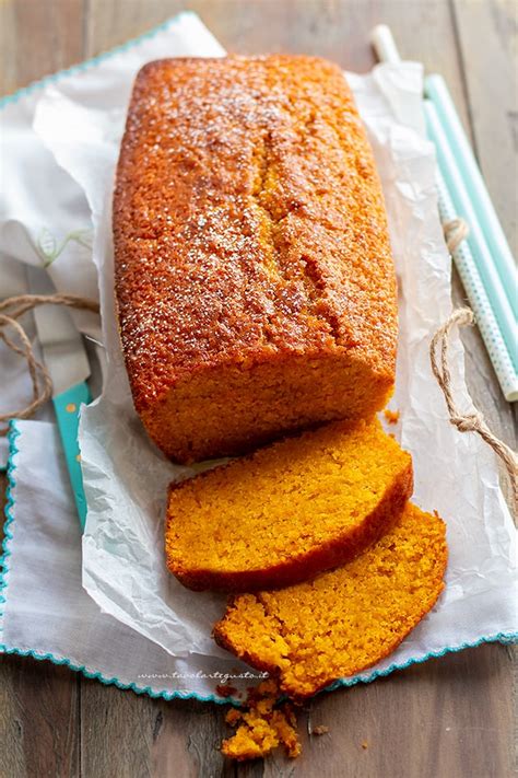 carote fresche e ingredienti per un plumcake