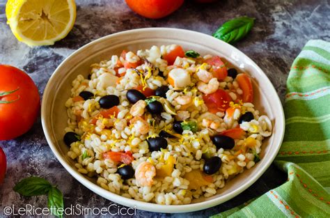 Collage di immagini che mostrano diverse preparazioni culinarie a base di orzo: insalata di orzo, zuppa, pane, caffè d'orzo.
