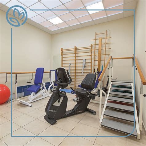 Interno di una sala riabilitativa con attrezzature all'avanguardia