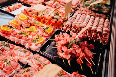 Illustrazione di una macelleria tradizionale con clienti in coda e un'alternativa digitale moderna, che simboleggia il passaggio dalla vendita fisica all'e-commerce.