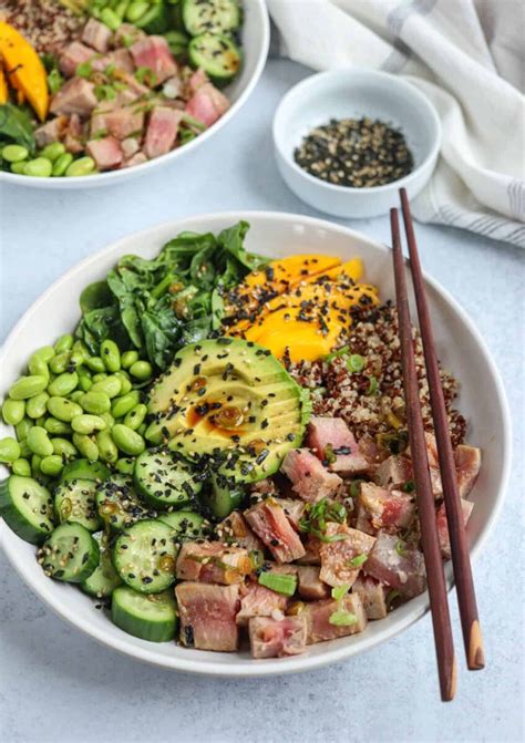 Immagine di una poke bowl colorata con quinoa e ingredienti freschi