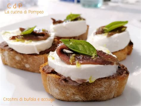 immagini di vari tipi di crostini con crema di cavolfiore e acciughe