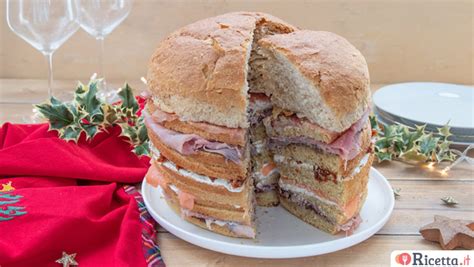 Illustrazione passo-passo del montaggio del panettone gastronomico farcito, con riferimento alla tecnica 