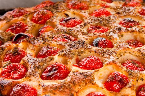 Inquadratura ravvicinata di una fetta di focaccia pugliese con ripieno visibile.