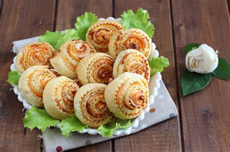 galleria di immagini con diverse preparazioni dolci e salate a base di pasta sfoglia fatta in casa