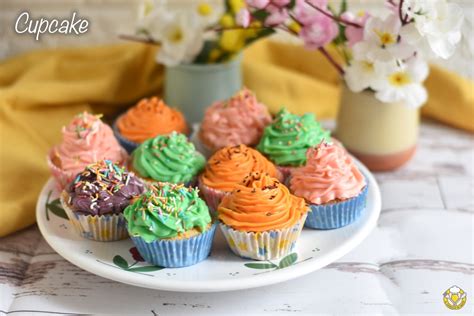 Immagine di diversi cupcake decorati con frosting colorati