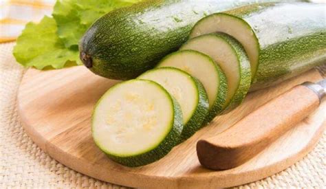 Diverse zucchine fresche e tagliate a rondelle