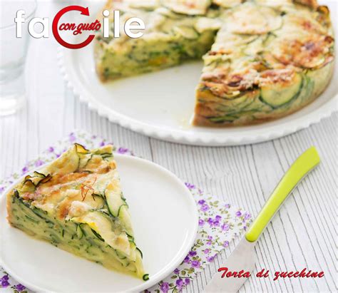 Strati di zucchine, mollica e formaggio nella pirofila