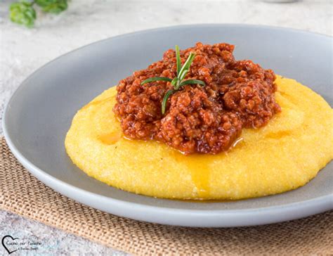 Strati di polenta, mozzarella e ragù che compongono il pasticcio