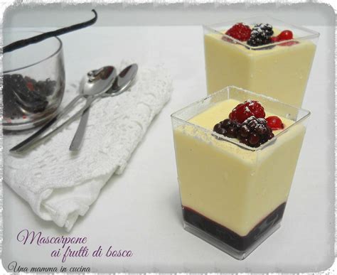 bicchierini monoporzione con crema ai frutti di bosco e salsa