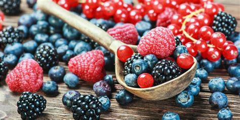 frutti di bosco misti freschi su un piatto