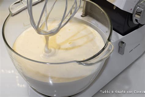 immagini step-by-step della preparazione della crema: latte che bolle con vaniglia, tuorli e zucchero montati, maizena aggiunta, latte versato, crema che si addensa sul fuoco, burro e amaretti aggiunti