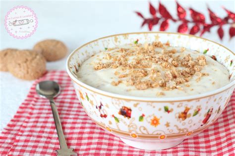 coppette individuali con crema al burro e amaretti, guarnite con amaretti sbriciolati