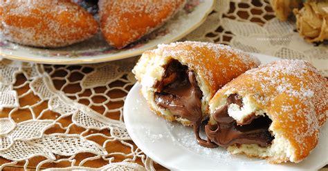 panzerotti alla Nutella fritti e dorati su carta assorbente