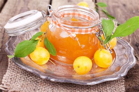 Vasetto di marmellata di susine gialle fatto in casa, con tappo ermetico, pronto per essere conservato.