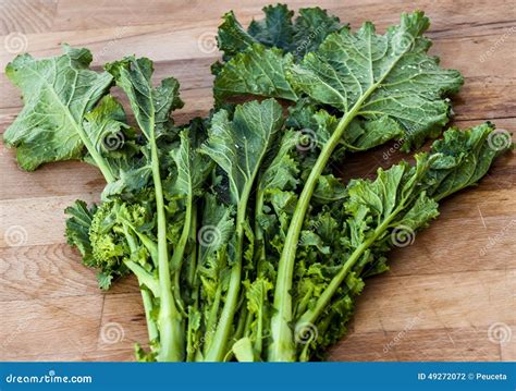 Immagine di cime di rapa fresche e verdi