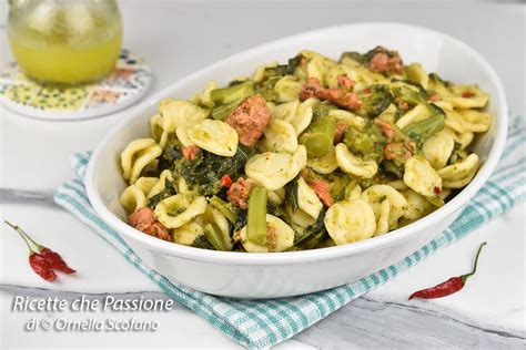 Orecchiette cremose con salsiccia e cime di rapa in una pirofila da forno