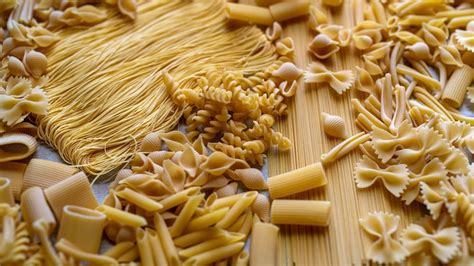 Immagine di una sfoglia di pasta fresca stesa sul piano di lavoro.