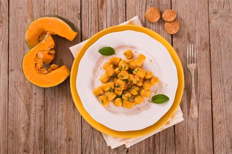Immagine degli ingredienti per il ripieno: zucca, amaretti, parmigiano.