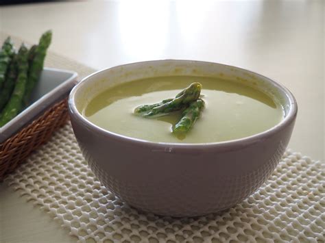 Immagine di una crema di asparagi verde brillante.