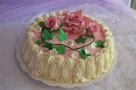 Galleria di immagini con diverse decorazioni di torte meringate