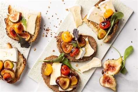 Immagine di bruschette colorate con fichi e formaggio di capra su un piatto da portata