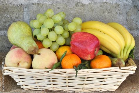 frutta fresca fragole mature in cesto