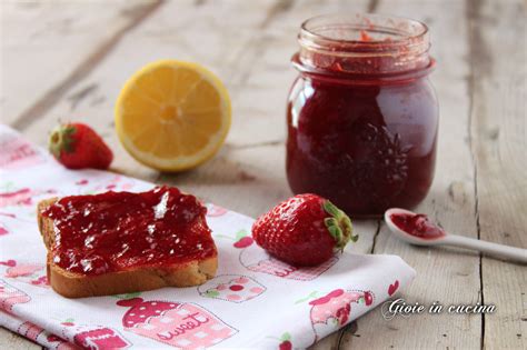 fetta di pane tostato con marmellata di fragole fatta in casa