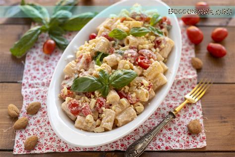 Immagine di un piatto di pollo con ricotta e pomodorini, pronto per essere servito