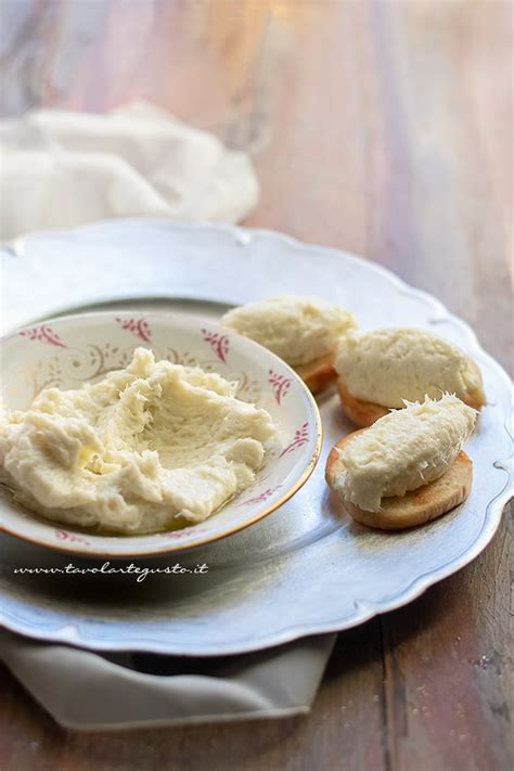 Immagine del pollo che viene mantecato con la crema di ricotta e le mandorle