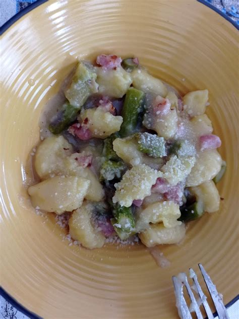 Gnocchi fatti in casa con asparagi e pancetta, pronti per essere cotti