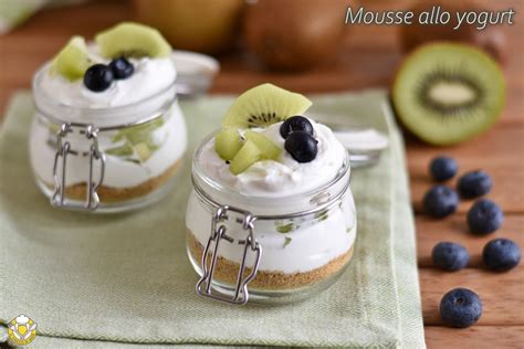 Tazza con dolce allo yogurt, biscotti sbriciolati e frutta fresca
