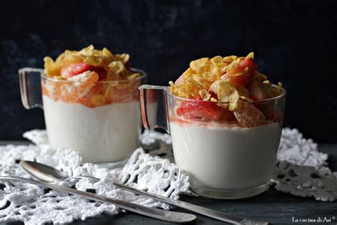 Composizione di una coppa di yogurt con strati ben definiti di biscotti, yogurt e marmellata