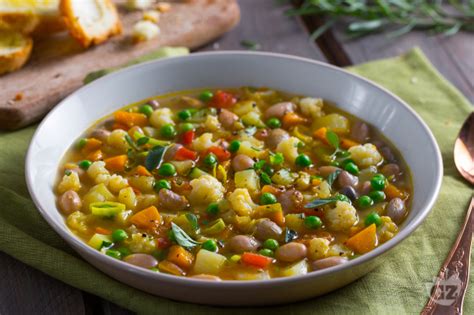Un piatto fumante di minestrone di verdure miste con pasta