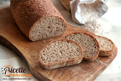 Immagine di un pane integrale fatto in casa, con una buona alveolatura, che evidenzia la qualità della lievitazione.