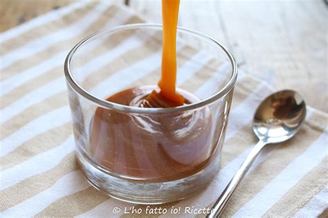 illustrazione che mostra come stendere il caramello con un cucchiaio