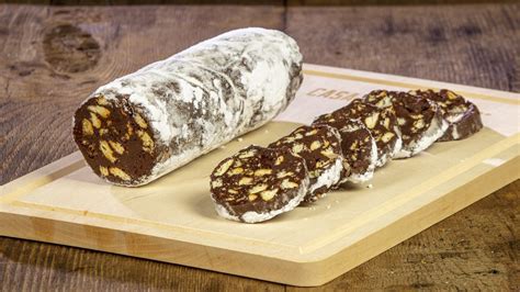 Ingredienti base per il salame di cioccolato: cioccolato, biscotti, burro, zucchero
