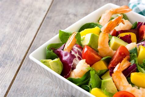 Insalata colorata con avocado, gamberi, mango e pomodorini.