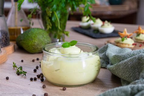 Una ciotola con avocado frullato e lime, pronto per essere trasformato in mousse.
