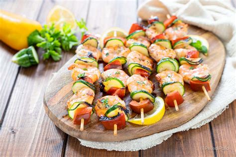 Spiedini di gamberi e avocado, colorati e invitanti.